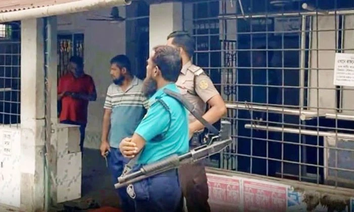 ফজরের নামাজের সময় খুলনায় মসজিদে দুর্বৃত্তদের গুলিতে দুই মুসল্লি গুলিবিদ্ধ